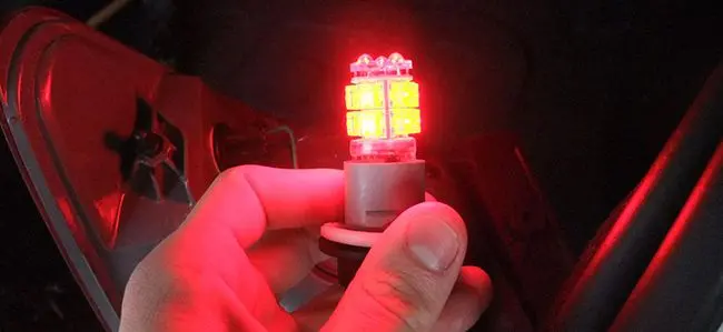 Включенная светодиодная лампа